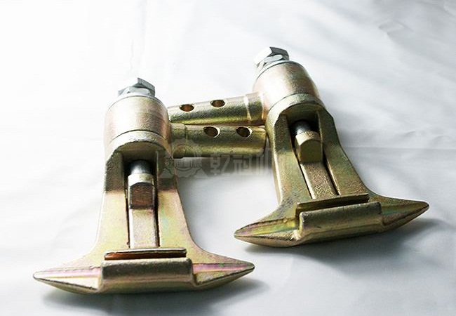 固定抱索器有哪些常見結構類型及其工作原理？